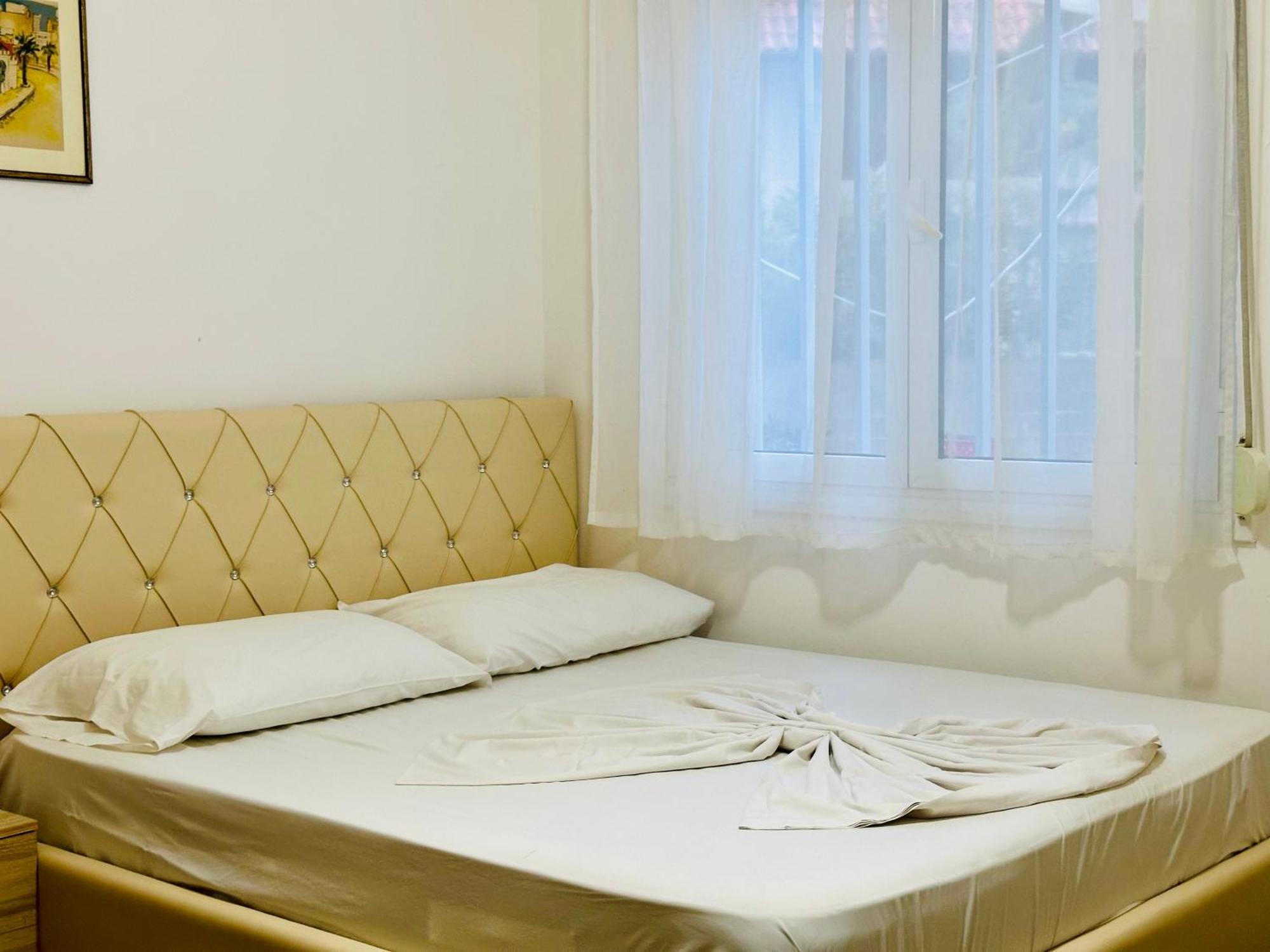 Jico Travel - Erjon Apartments فلورا الغرفة الصورة