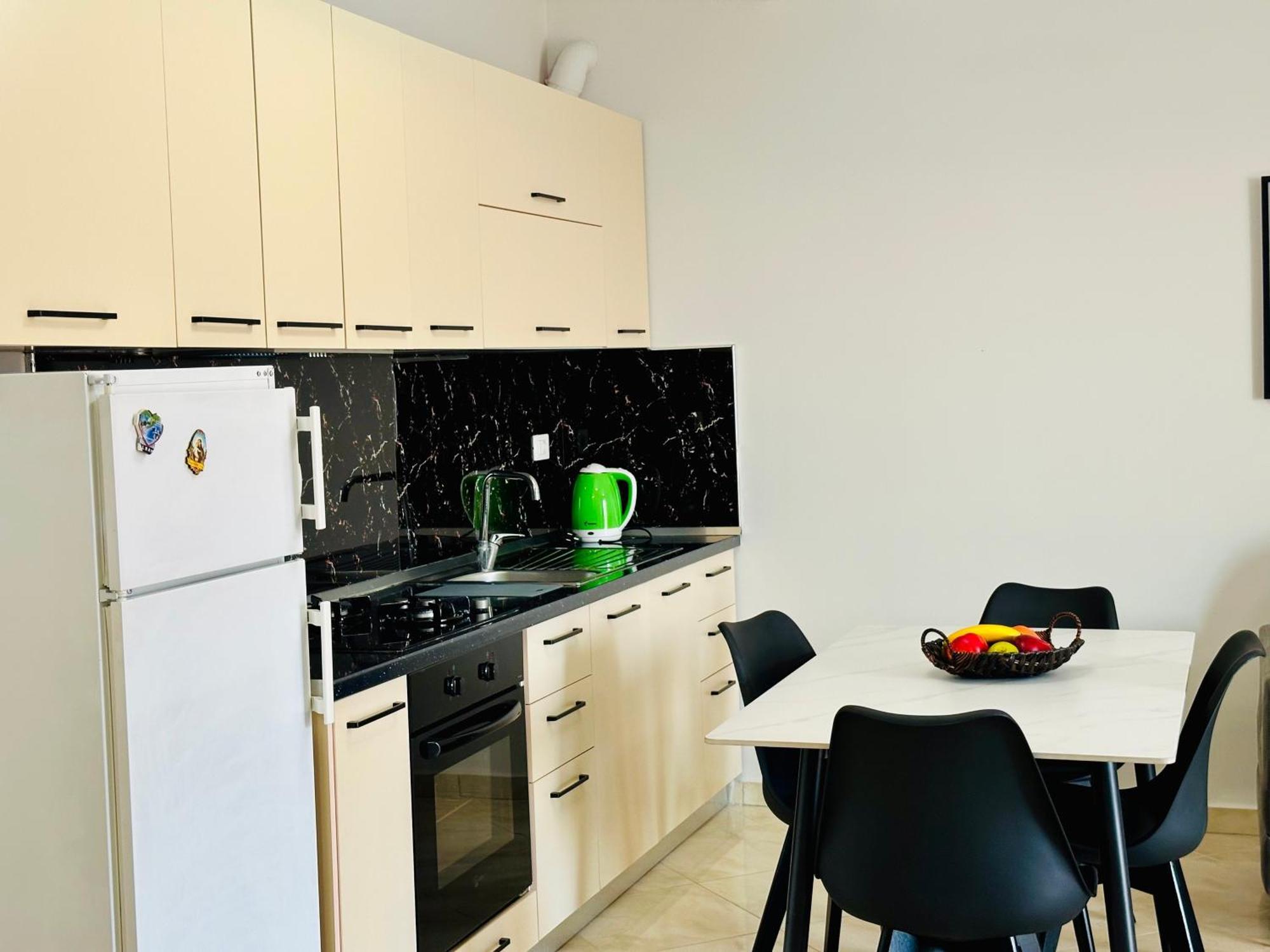 Jico Travel - Erjon Apartments فلورا الغرفة الصورة