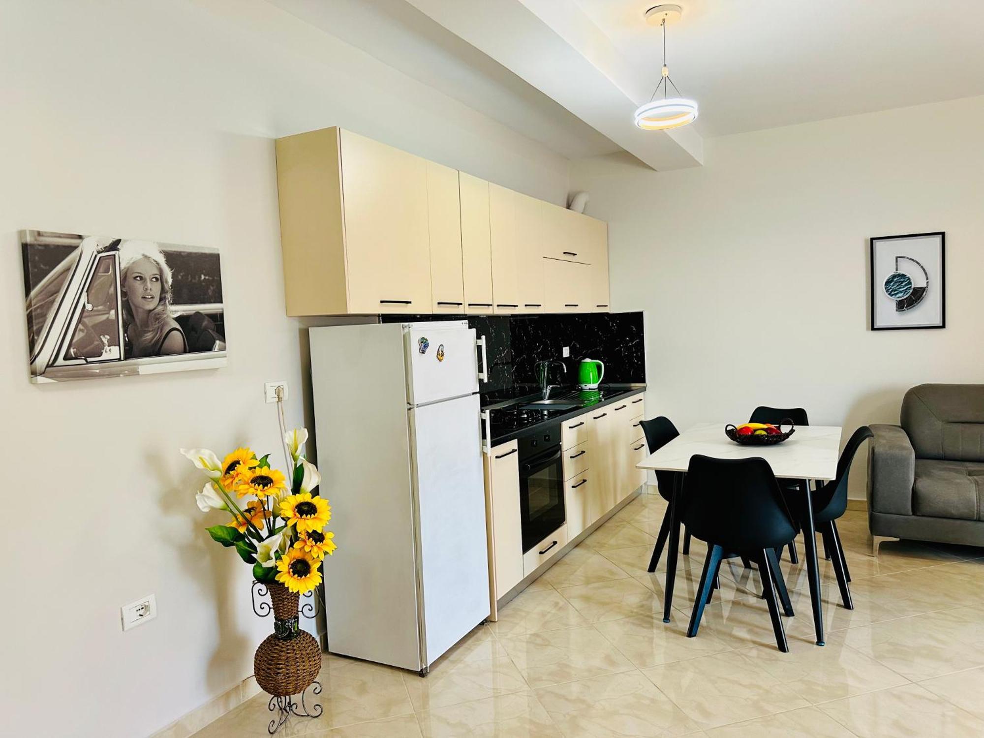 Jico Travel - Erjon Apartments فلورا المظهر الخارجي الصورة