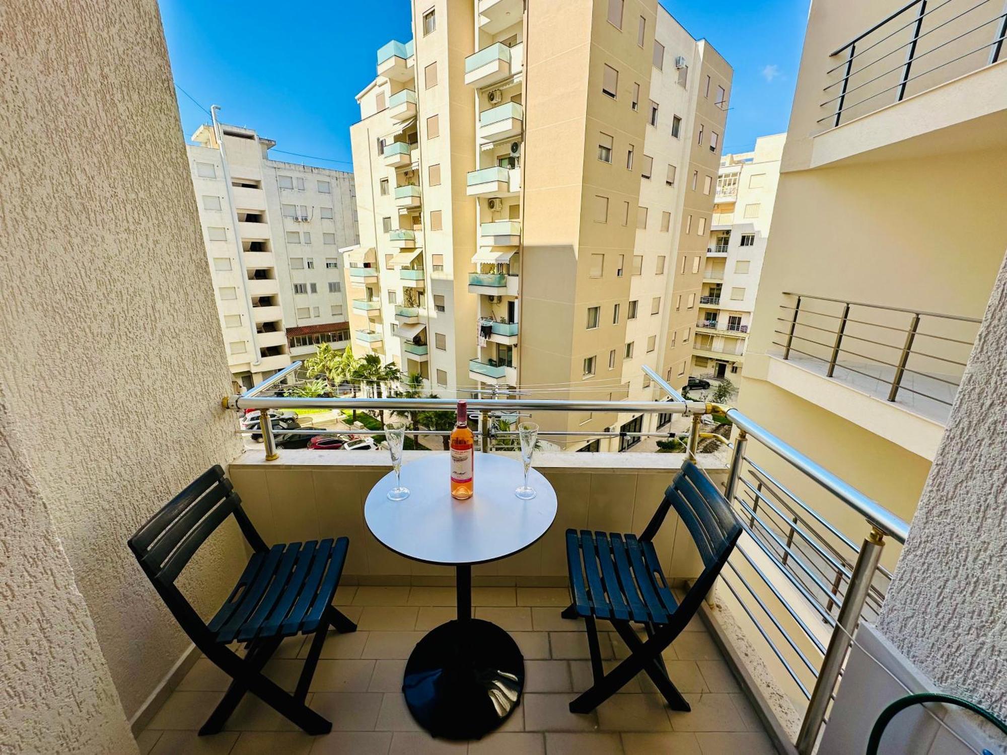 Jico Travel - Erjon Apartments فلورا الغرفة الصورة