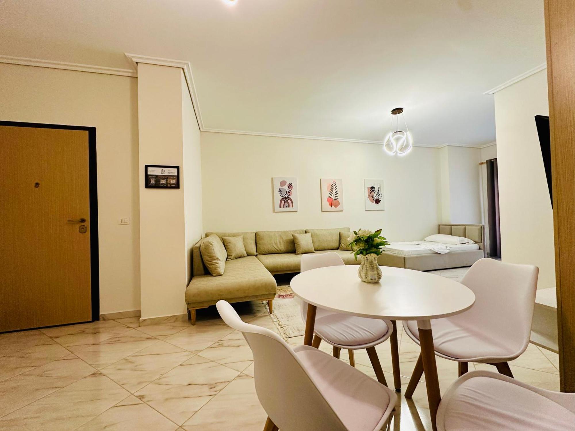 Jico Travel - Erjon Apartments فلورا الغرفة الصورة