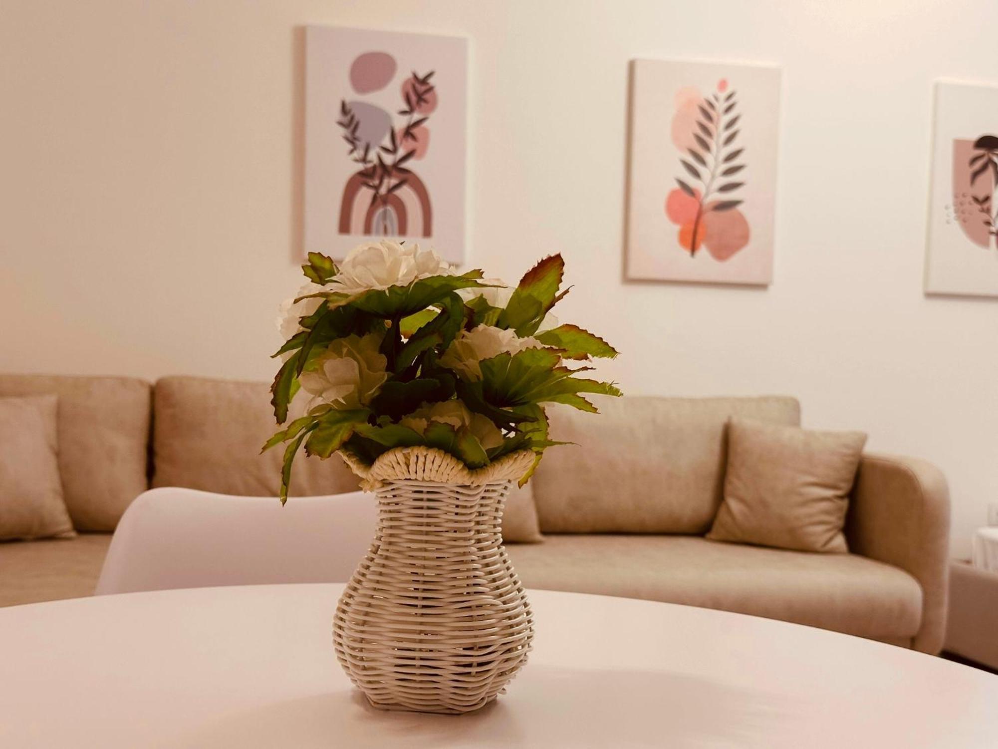 Jico Travel - Erjon Apartments فلورا المظهر الخارجي الصورة
