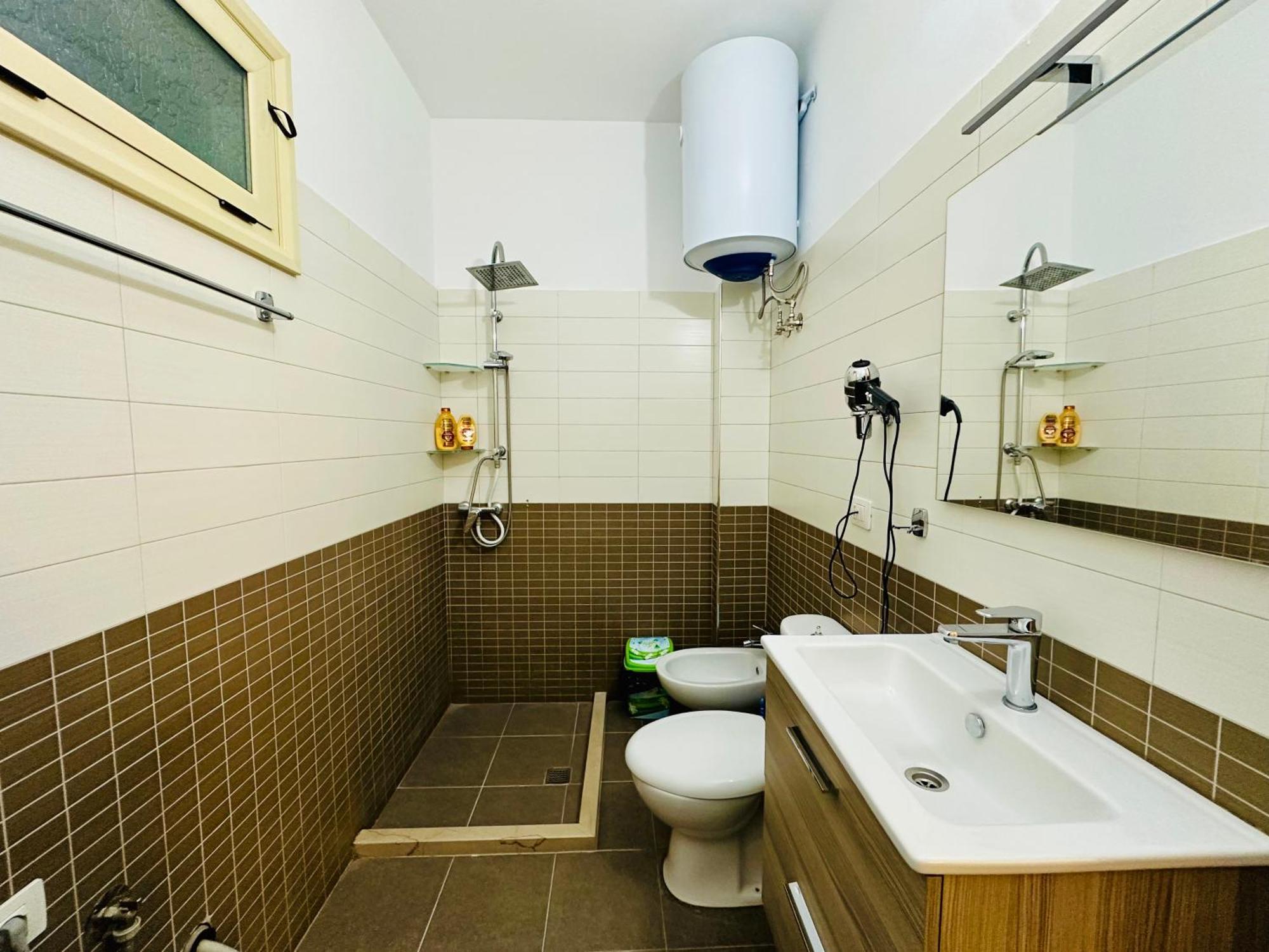 Jico Travel - Erjon Apartments فلورا الغرفة الصورة